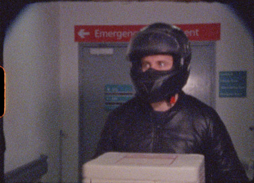 Courier carrying transplant box